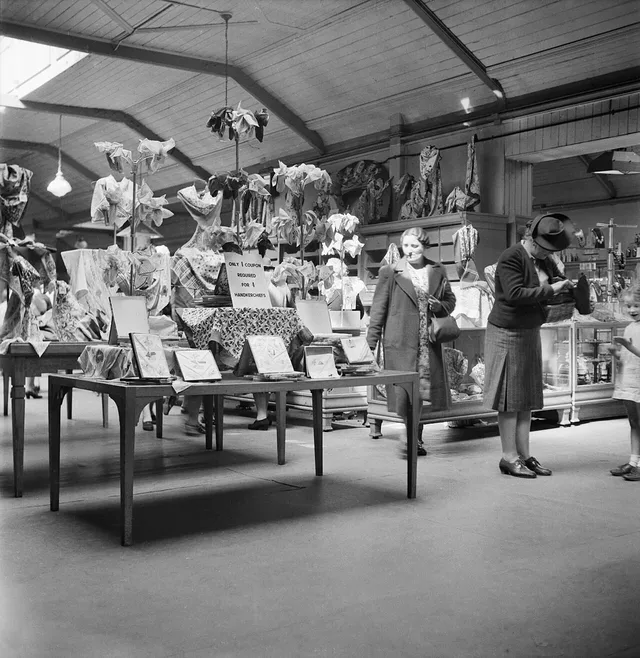 Shoppers_in_'Bull's',_a_large_draper's_store_in_Reading,_Berkshire_during_1945._D25280.jpg